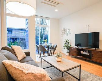 Modern Home, Rooftop view, 3 block Beacon station - Seattle - Living room