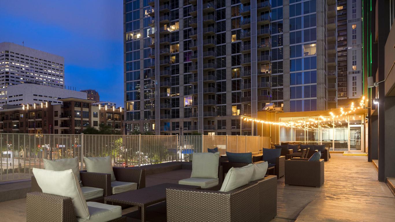 هوليداي إن هيوستن داونتاون، آن آي آيتش جي هوتل