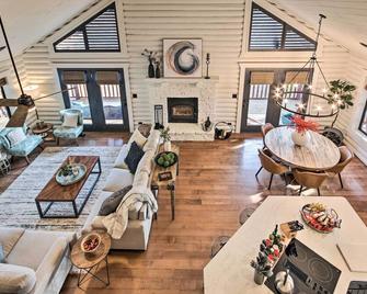 Enchanting Forested Cabin with Fire Pit and Grill - Sulphur Springs - Sala de estar