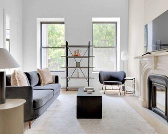 Airy Cobble Hill 3BR w/ W/D, near Carroll Park, by Blueground - Brooklyn - Living room