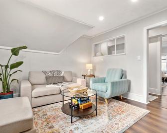Cozy Apartment Close to Downtown - Haverhill - Living room