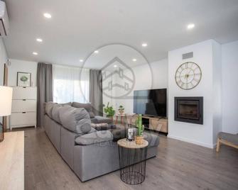 Private Pool Luxury Barreiro Villa - Barreiro - Living room