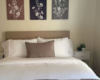 The Gilded Suite on Main - Weed