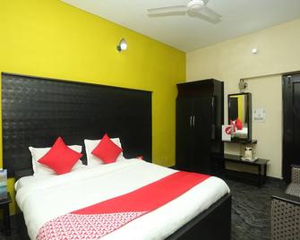 Capital O 15091 Gaurav Boarding House - Mathura - Bedroom