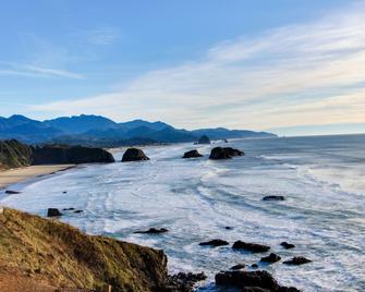 Colorful, Dog-Friendly Cottage with Free WiFi, Fireplace - Near Beach & Town - Cannon Beach - Property amenity
