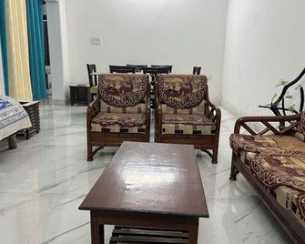 Cozy 2-bedroom apartment in enchanting Bhopal with WiFi, AC - Bhopal - Living room