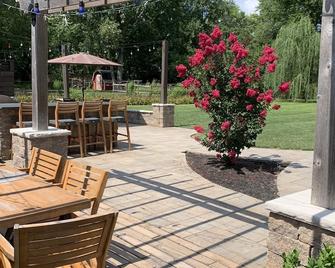 Comfortable & cozy home, just 5 minutes from Kings Island and other attractions. - Mason - Patio