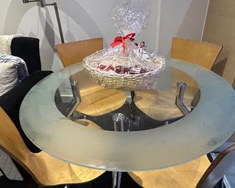 Cozy Apartment 5 Min Walk From Mancheste - Manchester - Dining room
