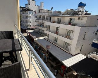 Holiday Hotel - Kizkalesi - Balcón