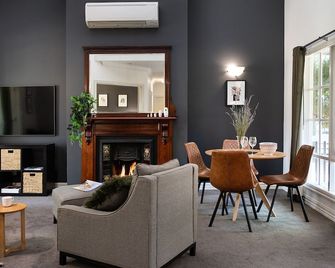 Lucini Cottage- wood fire and bush views - Hepburn Springs - Living room