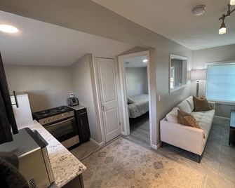 Tiny House near Syracuse Airport - Syracuse - Living room