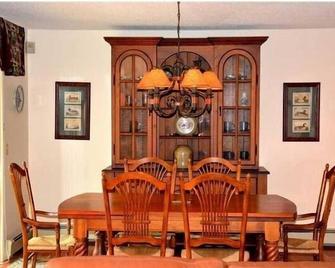 Perfect Year-Round Getaway Location For Those Who Enjoy The Outdoors. - Bridgton - Dining room