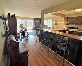 Close to skiing and hiking, walk to main street - Tannersville - Kitchen