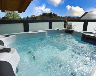 'Penthouse Suite' mit Whirlpool Romantik und Privatsphäre - Rosenheim - Pool