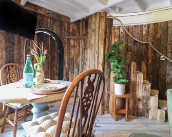 The Lazy Squire By The Water, Romantic, With Hot Tub In Rugeley - Rugeley - Dining room