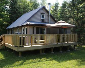 Horn Lake Cottage Rental - 4 season - Burk's Falls, Ontario - Burk's Falls - Building