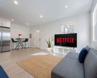 Prestige Studio Haven at Burbank - Burbank - Living room