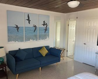 Studio with kitchen and steps from beach access steps in Melbourne Beach Florida - Melbourne Beach - Living room
