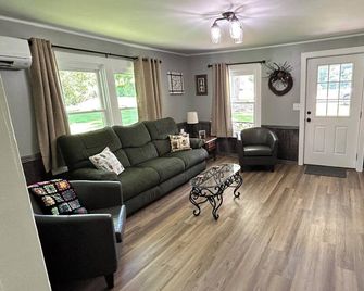 Farmhouse 2 minutes from The New River in Piney Creek, NC - Piney Creek - Living room