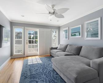 Family Beach House Steps from Ocean in Lovely Sea Girt NJ - Sea Girt - Sala de estar