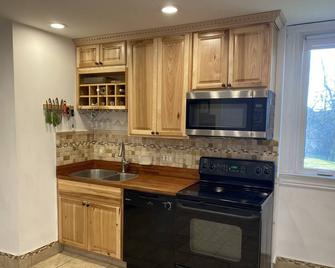 Farmhouse in the City! - Newport - Kitchen