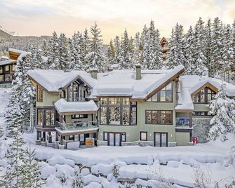 Slope Side Chalet | Ski in Ski out | Kadenwood - Whistler - Bâtiment