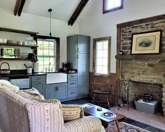 The Historic Poorhouse at Cardinal Springs - Sperryville - Living room