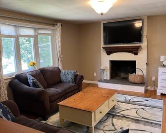 Spacious coastal living with AC near Narragansett Beaches - Saunderstown - Living room