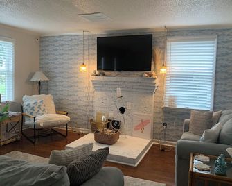 The Driftwood Den - Snow Hill - Living room