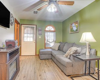 Quaint Zanesville Home w/ Game Room & Yard! - Zanesville - Вітальня