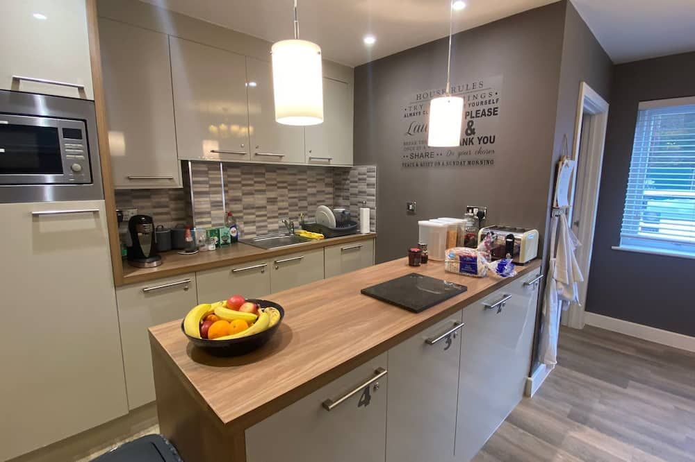 Deepcut Lodge Bed & Breakfast Self Service - Camberley - Kitchen