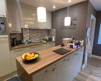 Deepcut Lodge Bed & Breakfast Self Service - Camberley - Kitchen