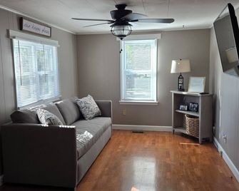 Our Quaint Serene mountain getaway - Morganton - Living room