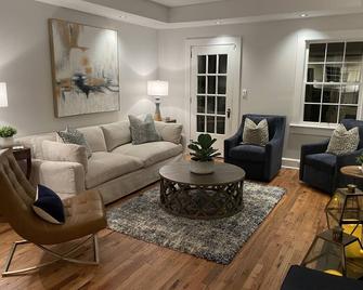 The Townie Near Sweetland- Beautifully Renovated, Perfect Location! - La Grange - Wohnzimmer