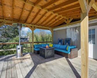 Waterfront Lake Cottage, Spacious Outdoor Deck & Dock! Dog friendly firepit &BBQ - Gun Barrel City - Balcony