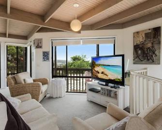 Treehouse Studio - Tura Beach - Living room