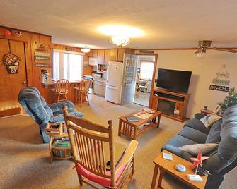 North View Cabins #1 - Comfortable 2Bed/1Ba Cabin with Private Deck on the Lake! - Prudenville - Sala de estar