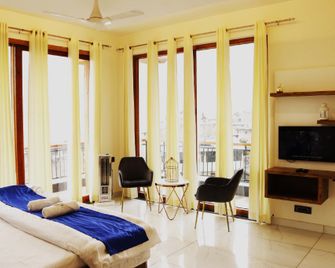 Majestic Cedar Villa - Manali - Living room