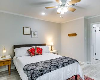 Comfy Augusta Condo with Deck about 4 Mi to Olde Town - Augusta - Bedroom
