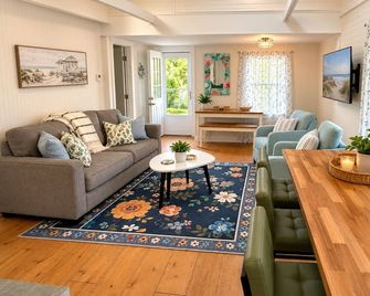New Charming Coastal Bungalow Steps from The Beach - Madison - Wohnzimmer