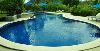 Puri Sari Beach Hotel - Labuan Bajo - Pool