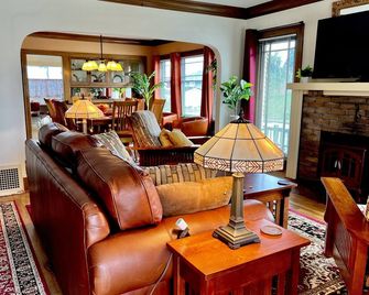 Craftsman Gem near Convention Center, Tacoma Dome & Transit to Seattle World Cup - Tacoma - Living room