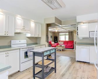 Charming 4-bedroom cottage with WiFi and AC in fabulous Southampton - Southampton - Kitchen