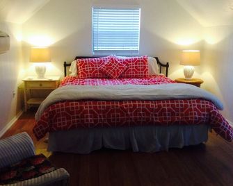 Pet-friendly, lovely home with large inground pool, live oaks and fenced yard. - Sarasota - Chambre