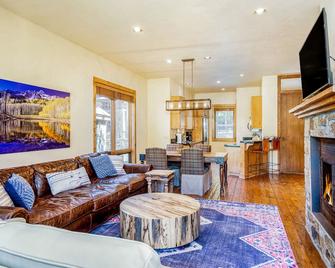 Lovely Meadows Ski condo with fireplace, balcony & washer/dryer - Mountain Village - Living room