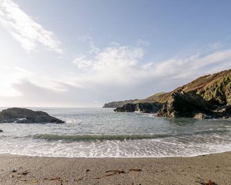 2 Rose Cottages - Looe - Beach