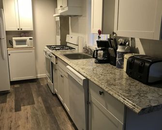 Hampton Beach ~ Awesome Location! - Hampton - Kitchen