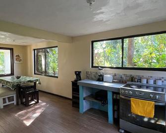Casa Fresca a 50 Metros de Parque Nacional Tortuguero, Rodeada de Biodiversidad - Tortuguero - Cuisine