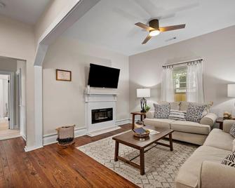 Bungalow 20 min to beach, restaurants, cafe's - pet-friendly + Bikes to Ride - Wilmington - Living room