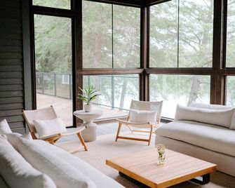 Luxury Waterfront Cottage Rental with Sauna & Hot Tub - 15 Mins from Buckhorn - Buckhorn - Living room